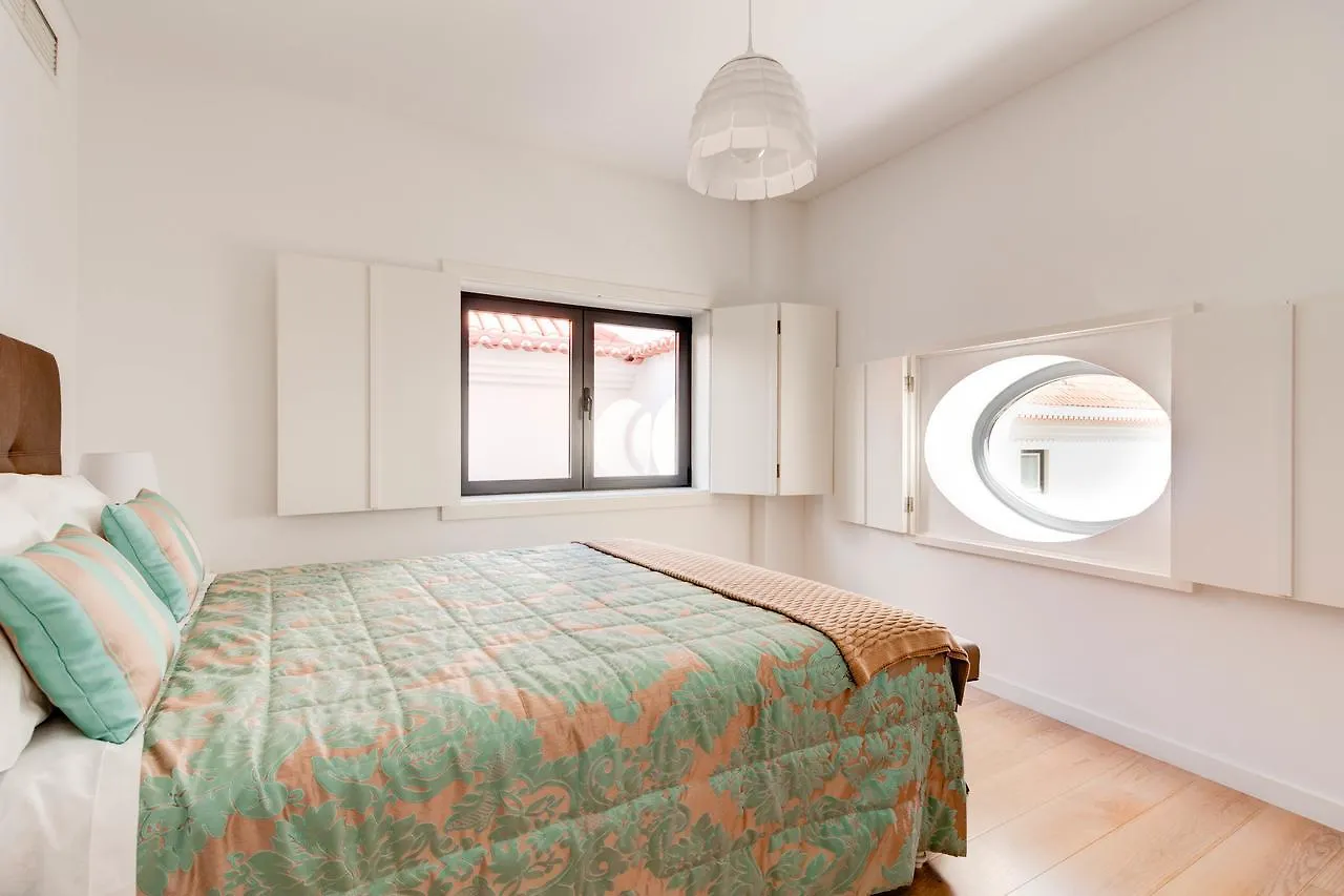 Lisbon Palace Apartment 0*,
